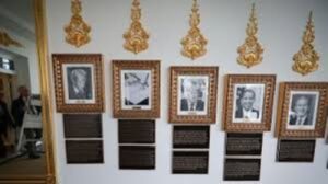 Trump instala placas en los retratos de Biden y Obama que los ridiculizan