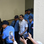 Bajo estrictas medidas de seguridad llegan los hermanos Espaillat a sala de audiencia