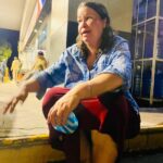 Mujer deambula desorientada en calles de Santiago; piden ayuda para identificar a sus familiares