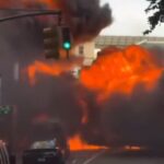 Un vehículo explota junto al Toro de Wall Street, en el distrito financiero del Bajo Manhattan de Nueva York