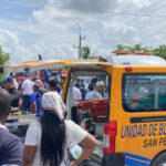 La Defensa Civil informó que dos de los pasajeros que viajaban en el autobús que colisionó se encuentran en “estado delicado”.